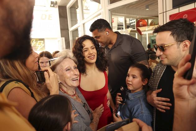 Rosalia with her fans in the streets of Seville, Friday, May 8, 2026 Cordon Press 