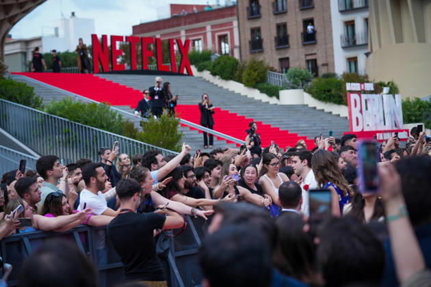 Global Premiere of Berlin and La Dama del Armino by Netflix Actor Julio Pena Fernández greets the audience during the Global Premiere of Berlin and La Dama del Armino by Netflix A 08 May 2026, in Seville Andalusia, Spain The global premiere of the second season of the spin off of La casa de papel , entitled Berlin and La dama del armino , which takes place this Friday and Saturday, will host several outstanding events in Seville Today Friday, this event has taken place in Las Setas starting with a red carpet for which have paraded in addition to the cast, VIP guests 08 MAY 2026 María José Ló Sevilla Andalucia, Espana Sevilla Andalucia, Espana Spain  Copyright: xMariaxJosÃ xLopezx 7509090
