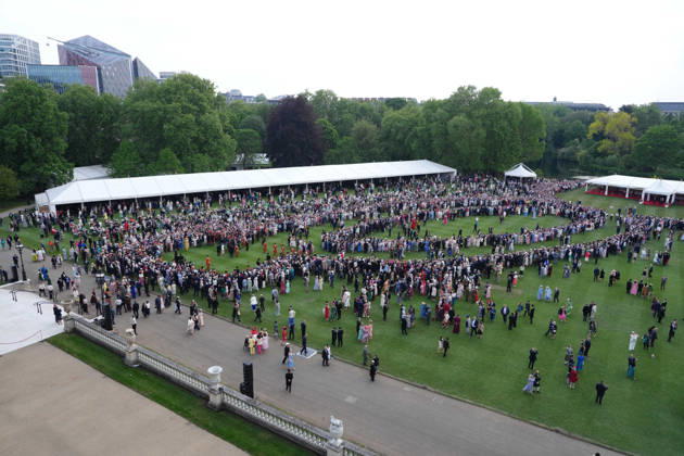 Royal Garden Party at Buckingham Palace A view of guests on the lawn during a Royal Garden Party at Buckingham Palace, London, to celebrate frontline workers from across the United Kingdom and recognise the dedication and contribution of those who serve their communities through volunteering, supporting charitable causes and working for emergency services. Picture date: Friday May 8, 2026., Credit:Jonathan Brady PA ROTA - B68 Avalon UK, London  Copyright: xJonathanxBradyx xPAxROTAx-xB68x xAvalonx 1097413448