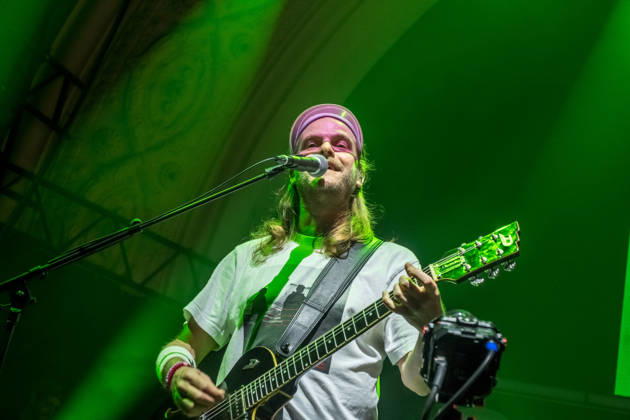 Die Band Sportfreunde Stiller mit Peter Brugger, Florian Weber und Rüdiger Linhof während ihres Konzerts im Haus Auensee in Leipzig am 8. Mai 2026. Die Aufnahmen entstanden im Rahmen der aktuellen 30 wunderbaren Jahren-Tournee 2026 der Münchner Indie-Rock-Band. Sportfreunde Stiller 2026