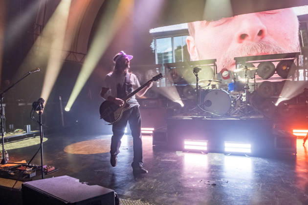 Die Band Sportfreunde Stiller mit Peter Brugger, Florian Weber und Rüdiger Linhof während ihres Konzerts im Haus Auensee in Leipzig am 8. Mai 2026. Die Aufnahmen entstanden im Rahmen der aktuellen 30 wunderbaren Jahren-Tournee 2026 der Münchner Indie-Rock-Band. Sportfreunde Stiller 2026