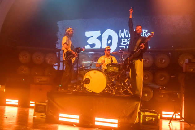 Die Band Sportfreunde Stiller mit Peter Brugger, Florian Weber und Rüdiger Linhof während ihres Konzerts im Haus Auensee in Leipzig am 8. Mai 2026. Die Aufnahmen entstanden im Rahmen der aktuellen 30 wunderbaren Jahren-Tournee 2026 der Münchner Indie-Rock-Band. Sportfreunde Stiller 2026