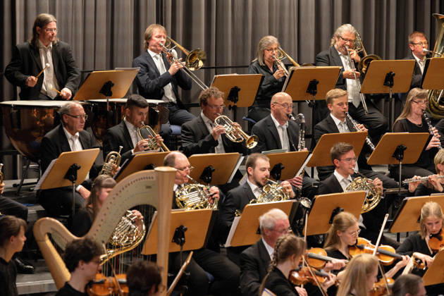 08.05.2026, 61. Internationaler Instrumentalwettbewerb Markneukirchen, Sinfoniekonzert zur Eröffnung Ausschnitt Sinfonieorchester Markneukirchen Markneukirchen Musikhalle Sachsen Deutschland