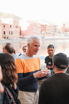 IPA84496956 - Sestri Levante, Avvistamenti di celebritÃ durante il RIFF Riviera International Film Festival. Nella foto: Matthew Modine (Attore statunitense) esce da un ristorante sul lungomare mangiando focaccia genovese, specialitÃ tipica della cucina ligure  Copyright: xAlessandroxBremecx xx 84496956