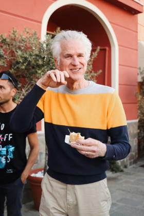 IPA84496958 - Sestri Levante, Avvistamenti di celebritÃ durante il RIFF Riviera International Film Festival. Nella foto: Matthew Modine (Attore statunitense) esce da un ristorante sul lungomare mangiando focaccia genovese, specialitÃ tipica della cucina ligure  Copyright: xAlessandroxBremecx xx 84496958