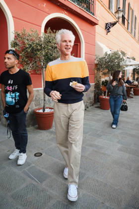 IPA84496960 - Sestri Levante, Avvistamenti di celebritÃ durante il RIFF Riviera International Film Festival. Nella foto: Matthew Modine (Attore statunitense) esce da un ristorante sul lungomare mangiando focaccia genovese, specialitÃ tipica della cucina ligure  Copyright: xAlessandroxBremecx xx 84496960