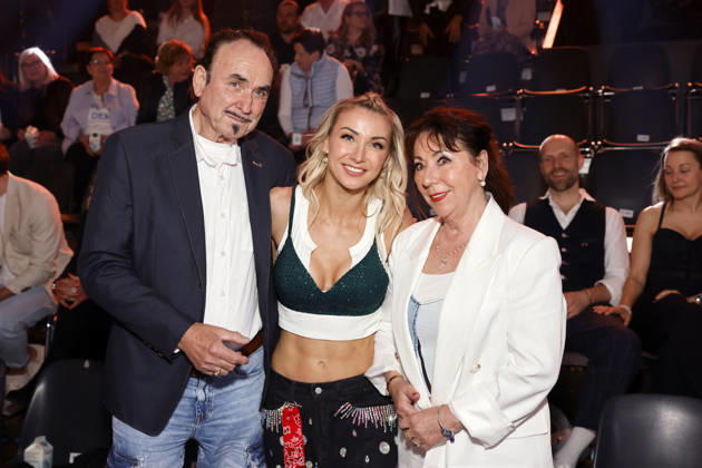 Sängerin Anna-Carina Woitschack und ihre Eltern, Vater Wendolin Woitschack (l) und Mutter Antonie Woitschack (r), bei der neunten Tanzshow der 19. Staffel der RTL-Tanzshow Lets Dance im Coloneum. Köln, 08.05.2026 NRW Deutschland Copyright: xChristophxHardtx