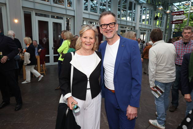 Claudia Rieschel mit Theaterleiter Dieter Powitz, Premierenfeier der Komödie 53 Sonntage mit prominenten Gästen in der Komödie Winterhuder Fährhaus, Hamburg 8.5.2026