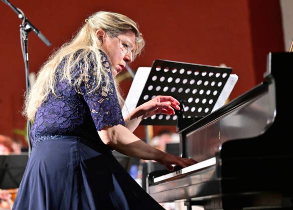 Von Angesicht zu Angesicht-Eröffnung des 35. Sächsischen Mozartfestes 2026 Chemnitz Das traditionelle Sächsische Mozartfest bringt nach dem erfolgreichen Europäischen Kulturhauptstadtjahr Chemnitz 2025 bis zum 25.Mai wiederum namhafte und junge Nachwuchskünstler auf die musikalischen Bretter die die Welt bedeuten. Zur Eröffnung in der Chemnitzer Kreuzkirche am Freitag (08.05.26) erklangen Werke von Clara Schumann, der jungen britischen Komponistin Lucy Armstrong (*1991),sowie von Franz Xaver und Wolfgang AmadÃ Mozart, mit den Interpreten Ragna Schirmer Klavier, Mark Tayetskyi (Kyjiw) Saxophon, Orchester des Musik-Lyzeums Solomiya Krushelnytska Lviv (Ukraine) unter der Leitung von Dirigent Tom Newall, UniversitÃ Chemnitz_Mozart_Eröffnung_044-0805-26