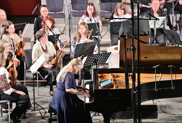 Von Angesicht zu Angesicht-Eröffnung des 35. Sächsischen Mozartfestes 2026 Chemnitz Das traditionelle Sächsische Mozartfest bringt nach dem erfolgreichen Europäischen Kulturhauptstadtjahr Chemnitz 2025 bis zum 25.Mai wiederum namhafte und junge Nachwuchskünstler auf die musikalischen Bretter die die Welt bedeuten. Zur Eröffnung in der Chemnitzer Kreuzkirche am Freitag (08.05.26) erklangen Werke von Clara Schumann, der jungen britischen Komponistin Lucy Armstrong (*1991),sowie von Franz Xaver und Wolfgang AmadÃ Mozart, mit den Interpreten Ragna Schirmer Klavier, Mark Tayetskyi (Kyjiw) Saxophon, Orchester des Musik-Lyzeums Solomiya Krushelnytska Lviv (Ukraine) unter der Leitung von Dirigent Tom Newall, UniversitÃ Chemnitz_Mozart_Eröffnung_072-0805-26