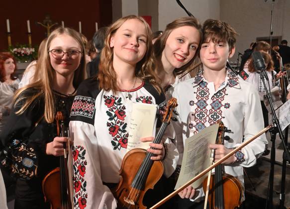 Von Angesicht zu Angesicht-Eröffnung des 35. Sächsischen Mozartfestes 2026 Chemnitz Das traditionelle Sächsische Mozartfest bringt nach dem erfolgreichen Europäischen Kulturhauptstadtjahr Chemnitz 2025 bis zum 25.Mai wiederum namhafte und junge Nachwuchskünstler auf die musikalischen Bretter die die Welt bedeuten. Zur Eröffnung in der Chemnitzer Kreuzkirche am Freitag (08.05.26) erklangen Werke von Clara Schumann, der jungen britischen Komponistin Lucy Armstrong (*1991),sowie von Franz Xaver und Wolfgang AmadÃ Mozart, mit den Interpreten Ragna Schirmer Klavier, Mark Tayetskyi (Kyjiw) Saxophon, Orchester des Musik-Lyzeums Solomiya Krushelnytska Lviv (Ukraine, im Foto) unter der Leitung von Dirigent Tom Newall, U Chemnitz_Mozart_Eröffnung_109-0805-26