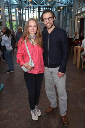 Schauspielerin Hannah Rebekka Ehlers mit ihrem Kollegen Leander Lichtl, Premierenfeier der Komödie 53 Sonntage mit prominenten Gästen in der Komödie Winterhuder Fährhaus, Hamburg 8.5.2026