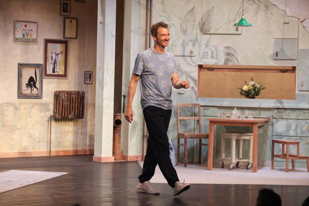 Bergdoktor-Star Heiko Ruprecht beim Schlußapplaus, Premierenfeier der Komödie 53 Sonntage mit prominenten Gästen in der Komödie Winterhuder Fährhaus, Hamburg 8.5.2026