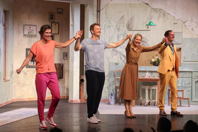Das Ensemble beim Schlußapplaus: Julia Bremermann, Heiko Ruprecht, Tessa Mittelstaedt und Maik Solbach, Premierenfeier der Komödie 53 Sonntage mit prominenten Gästen in der Komödie Winterhuder Fährhaus, Hamburg 8.5.2026