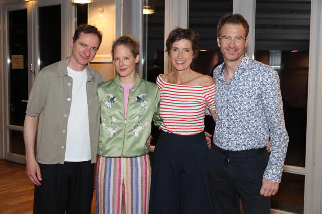 Das Ensemble bei der Premierenfeier: Maik Solbach, Tessa Mittelstaedt, Julia Bremermann und Heiko Ruprecht, Premierenfeier der Komödie 53 Sonntage mit prominenten Gästen in der Komödie Winterhuder Fährhaus, Hamburg 8.5.2026