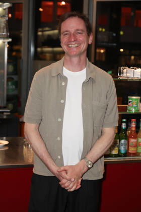 Schauspieler Maik Solbach bei der Premierenfeier der Komödie 53 Sonntage mit prominenten Gästen in der Komödie Winterhuder Fährhaus, Hamburg 8.5.2026