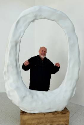 Die 61. Internationale Kunstausstellung Biennale Arte 2026 findet vom 9. Mai bis zum 22. November 2026 in Venedig statt. Das Event findet in Arsenale und in Giardini statt. Foto: Alma Allen, geboren am 17. Juni 1970 in Salt Lake City, Utah, ist ein US-amerikanischer Bildhauer, der für seine organischen, abstrakten Skulpturen aus Holz, Stein und Bronze bekannt ist. Er wurde als offizieller Vertreter der USA für die Art Biennale von Venedig 2026 ausgewählt.