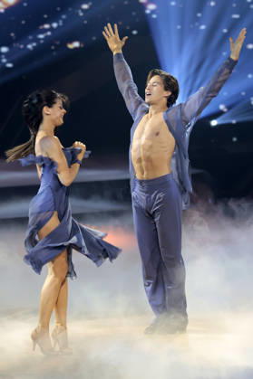 Joel Mattli und Malika Dzumaev in der neunten Live-Show der 19. Staffel der RTL-Tanzshow Let s Dance im MMC Coloneum. Köln, 08.05.2026