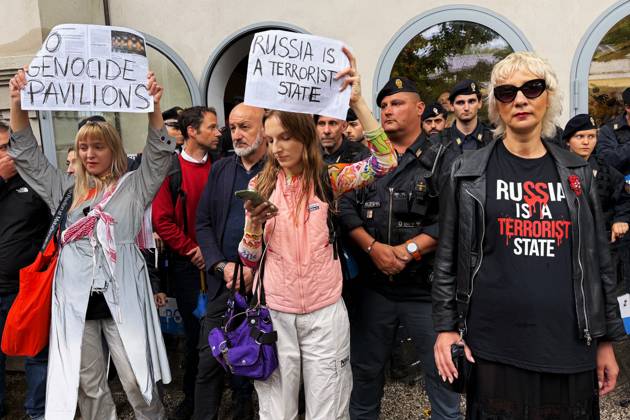 Die 61. Internationale Kunstausstellung Biennale Arte 2026 findet vom 9. Mai bis zum 22. November 2026 in Venedig statt. Das Event findet in Arsenale und in Giardini statt. Foto: Demonstration vor dem Russland-Pavillon.