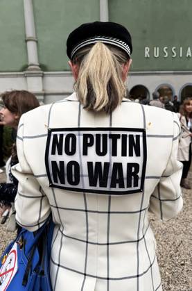 Die 61. Internationale Kunstausstellung Biennale Arte 2026 findet vom 9. Mai bis zum 22. November 2026 in Venedig statt. Das Event findet in Arsenale und in Giardini statt. Foto: Vor dem Russland-Pavillon. Frau mit Jacke - No Putin, No War.