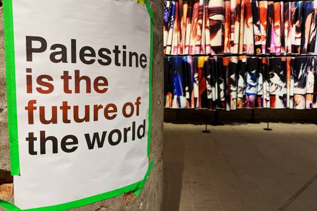 Die 61. Internationale Kunstausstellung Biennale Arte 2026 findet vom 9. Mai bis zum 22. November 2026 in Venedig statt. Das Event findet in Arsenale und in Giardini statt. Foto: Palästina Plakat in Arsenal - Palestine is the future of the world