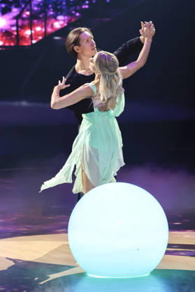 Anna-Carina Woitschack mit Evgeny Vinokurov in der neunten Live-Show der 19. Staffel der RTL-Tanzshow Let s Dance im MMC Coloneum. Köln, 08.05.2026