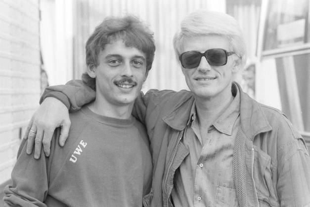 Heino (re.) und Uwe Kramm 07 85 vZ Heino mit seinem Sohn Uwe Kramm am Rande eines Konzerts auf der Freilichtbühne Meppen im Juli 1985 Deutschland deutsch Deutscher Mann Sänger Gesang Musik Musiker Volksmusik volkstümlich Schlager Schlagermusik Heinz Georg Kramm german singer with son quer halb stehend lächelnd umarmend sw