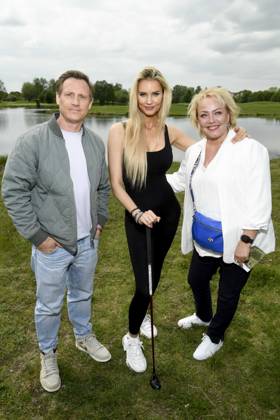 ABB PROMIGOLF - Patrick Kalupa Schauspieler Janice Saengerin Gast beim ersten Charity Promi-AM Golfrunier zu gunstemn von Kinderwohl Berlin und Geka e.V. auf dem Golf und Country Club am Motzener See in Mittenwalde Brandenburg am 09.05.2026 Brandenburg Deutschland