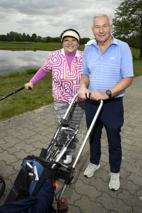 ABB PROMIGOLF- Prof.Yu Zhang Gastgeberin mit Klaus Wowereit ex Buergermeister beim ersten Charity Promi-AM Golftunier zu gunstemn von Kinderwohl Berlin und Geka e.V. auf dem Golf und Country Club am Motzener See in Mittenwalde Brandenburg am 09.05.2026 Brandenburg Deutschland