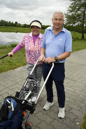 ABB PROMIGOLF- Prof.Yu Zhang Gastgeberin mit Klaus Wowereit ex Buergermeister beim ersten Charity Promi-AM Golftunier zu gunstemn von Kinderwohl Berlin und Geka e.V. auf dem Golf und Country Club am Motzener See in Mittenwalde Brandenburg am 09.05.2026 Brandenburg Deutschland