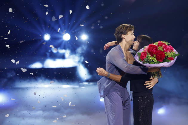 Sportler Joel Mattli überrascht seine Mutter Elfie mit Blumen bei der neunten Tanzshow der 19. Staffel der RTL-Tanzshow Lets Dance im Coloneum. Köln, 08.05.2026 NRW Deutschland Copyright: xChristophxHardtx