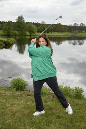 ABB PROMIGOLF - Rebecca Immanuel beim Abschlag Schauspielerin zu Gast beim ersten Charity Promi-AM Golfturnier zu gunstemn von Kinderwohl Berlin und Geka e.V. auf dem Golf und Country Club am Motzener See in Mittenwalde Brandenburg am 09.05.2026 Brandenburg Deutschland