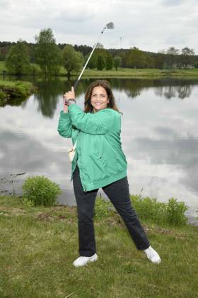 ABB PROMIGOLF - Rebecca Immanuel beim Abschlag Schauspielerin zu Gast beim ersten Charity Promi-AM Golfturnier zu gunstemn von Kinderwohl Berlin und Geka e.V. auf dem Golf und Country Club am Motzener See in Mittenwalde Brandenburg am 09.05.2026 Brandenburg Deutschland