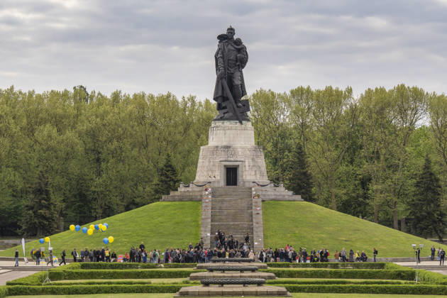 News Bilder des Tages Gedenken am 9. Mai, dem Tag des Sieges, am Sowjetischen Ehrenmal im Treptower Park in Berlin-Treptow. Besucher mit blauen und gelben Luftballons, den Nationalfarben der Ukraine, protestieren gegen den Krieg Russlands in der Ukraine.
