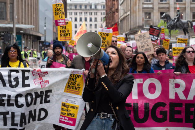 News Bilder des Tages May 9, 2026, Glasgow, Scotland, UK: Activists aligned with Stand Up to Racism Scotland, Women Against the Far Right and other allied grassroots organisations marched through Glasgow in what organisers described as a day of rage against Reform UK and the far right. The demonstration followed the Scottish parliamentary election results, which saw 17 Reform UK MSPs elected, marking the first time the party has gained parliamentary representation in Scotland. Glasgow UK - ZUMAs357 20260509_zip_s357_038 Copyright: xCameronxScottx