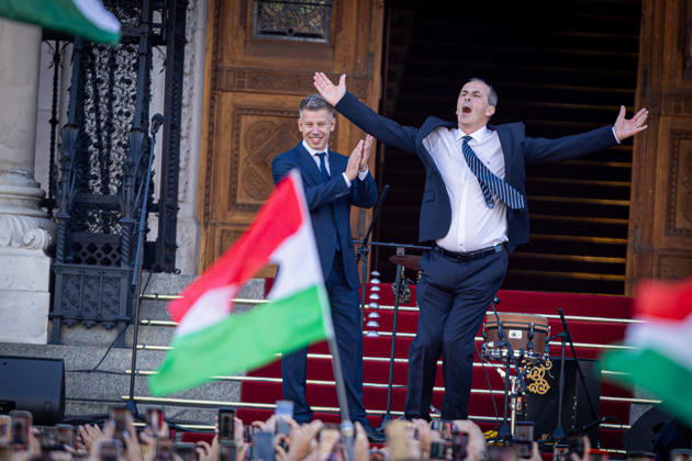News Bilder des Tages May 9, 2026, Budapest, Hungary: Zsolt Hegedus dances to music on the steps of the Parliament building in Budapest following the inauguration ceremony of Peter Magyar. Budapest Hungary - ZUMAl194 20260509_zip_l194_052 Copyright: xMarekxLadzinskix