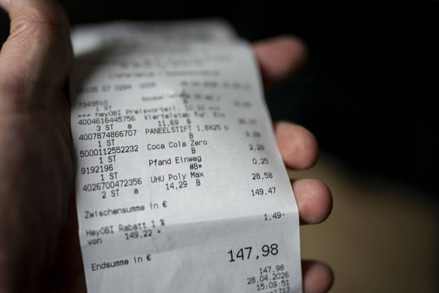 Nahaufnahme eines Kassenzettels mit Gesamtbetrag, Mehrwertsteuer und technischen Sicherheitsmerkmalen. Symbolbild für Einkäufe, Inflation, Konsum, Buchhaltung und Ausgaben im Alltag. Gummersbach, Nordrhein-Westfalen, Deutschland 06.05.2026 Copyright: MarcoxBader