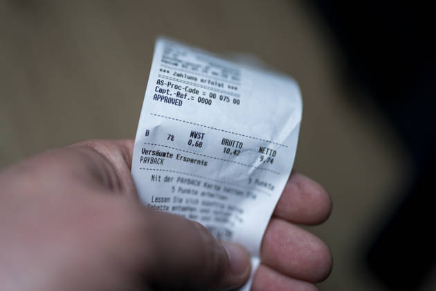 Nahaufnahme eines Kassenzettels mit Gesamtbetrag, Mehrwertsteuer und technischen Sicherheitsmerkmalen. Symbolbild für Einkäufe, Inflation, Konsum, Buchhaltung und Ausgaben im Alltag. Gummersbach, Nordrhein-Westfalen, Deutschland 06.05.2026 Copyright: MarcoxBader