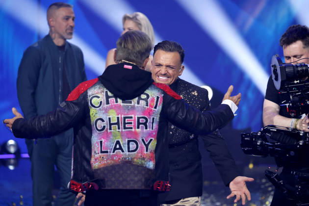 Juror Dieter Bohlen gratuliert Kandidat Menowin Fröhlich zum Gewinn der 22. Staffel der deutschen Gesangs-Castingshow Deutschland sucht den Superstar (DSDS) in den MMC-Studios. Köln, 09.05.2026 NRW Deutschland Copyright: xChristophxHardtx