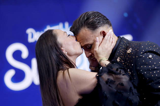 Kandidat Menowin Fröhlich erhält einen Kuss von Partnerin Ronja Lehmann zum Gewinn im Finale der 22. Staffel der deutschen Gesangs-Castingshow Deutschland sucht den Superstar (DSDS) in den MMC-Studios. Köln, 09.05.2026 NRW Deutschland Copyright: xChristophxHardtx