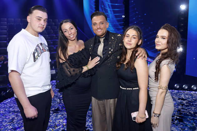 Kandidat Menowin Fröhlich - hier mit Partnerin Ronja Lehmann und seinen Kindern (v.l.) Joel, Geneve und Jiepen - gewinnt das Finale der 22. Staffel der deutschen Gesangs-Castingshow Deutschland sucht den Superstar (DSDS) in den MMC-Studios. Köln, 09.05.2026 NRW Deutschland Copyright: xChristophxHardtx
