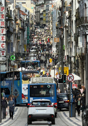 Viel Verkehr und viele Menschen in der engen und steilen Strasse Rua dos Clérigos in der Altstadt, Ribeira, Porto, Portugal, Europa Viel Verkehr und viele Menschen in der engen und steilen Strasse Rua dos Cl?rigos in der Altstadt, Ribeira, Porto, Portugal, Europa (License=RM) Copyright: xZoonar.com StefanxZiesex 25029985
