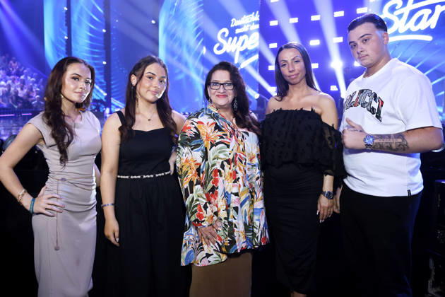 Die Kinder von Kandidat Menowin Fröhlich (v.l.) Jiepen, Geneve und Joel hier gemeinsam mit seiner Partnerin Ronja Lehmann (2.v.l.) und seiner Mutter Silvia Fröhlich (m) im Finale der 22. Staffel der deutschen Gesangs-Castingshow Deutschland sucht den Superstar (DSDS) in den MMC-Studios. Köln, 09.05.2026 NRW Deutschland Copyright: xChristophxHardtx