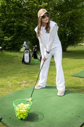 ABB PROMIGOLF- Simone Thomalla beim Abschlagauf dem Gruen zu Gast beim ersten Charity Promi-AM Golfturnier zu gunstemn von Kinderwohl Berlin und Geka e.V. auf dem Golf und Country Club am Motzener See in Mittenwalde Brandenburg am 09.05.2026 Brandenburg Deutschland