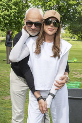 ABB PROMIGOLF- Simone Thomalla Freund Rene Merten beim Abschlag , zu Gast beim ersten Charity Promi-AM Golfturnier zu gunstemn von Kinderwohl Berlin und Geka e.V. auf dem Golf und Country Club am Motzener See in Mittenwalde Brandenburg am 09.05.2026 Brandenburg Deutschland