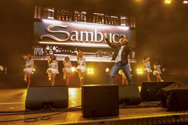 ABB WENDLER- Michael Wendler der Schlager Saenger mit seinem Double Oliver Pocher als Wendler auf der Buehne beim Konzert Michael Wendler Live 2026 Turbinenhalle 1 am 09.05.2026 in Oberhausen NRW Deutschland