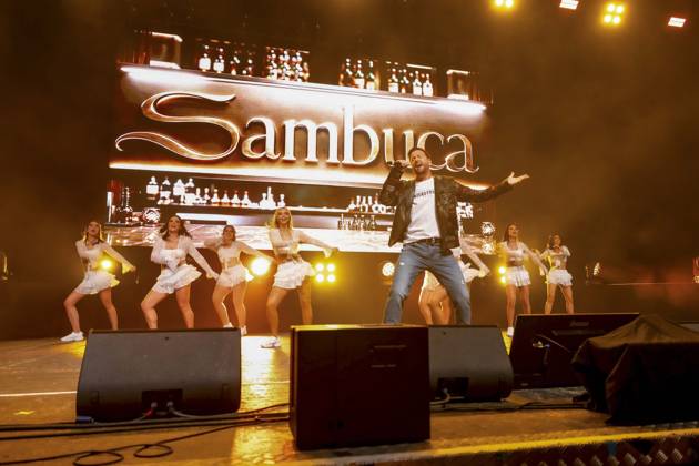 ABB WENDLER- Michael Wendler der Schlager Saenger mit seinem Double Oliver Pocher als Wendler auf der Buehne beim Konzert Michael Wendler Live 2026 Turbinenhalle 1 am 09.05.2026 in Oberhausen NRW Deutschland