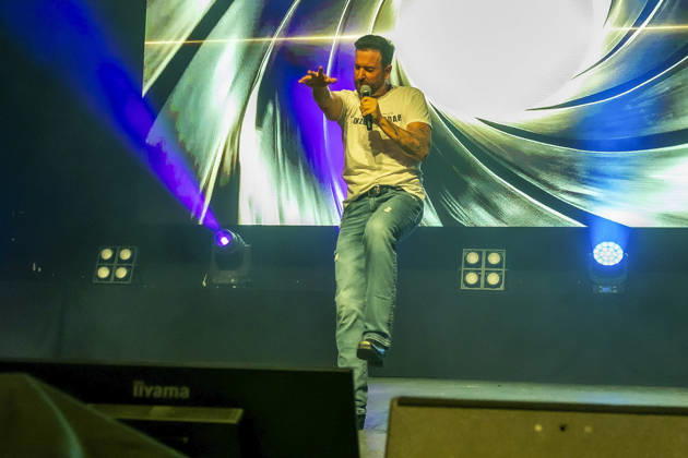 ABB WENDLER- Michael Wendler der Schlager Saenger mit seinem Double Oliver Pocher als Wendler auf der Buehne beim Konzert Michael Wendler Live 2026 Turbinenhalle 1 am 09.05.2026 in Oberhausen NRW Deutschland