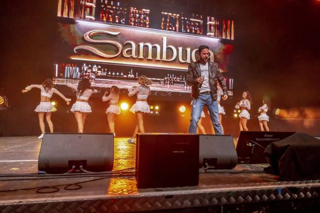 ABB WENDLER- Michael Wendler der Schlager Saenger mit seinem Double Oliver Pocher als Wendler auf der Buehne beim Konzert Michael Wendler Live 2026 Turbinenhalle 1 am 09.05.2026 in Oberhausen NRW Deutschland