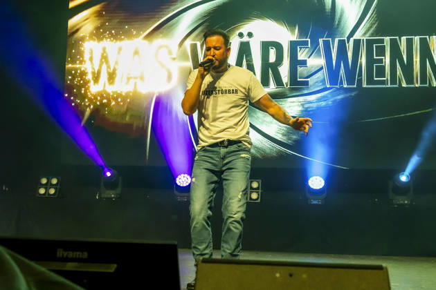 ABB WENDLER- Michael Wendler der Schlager Saenger mit seinem Double Oliver Pocher als Wendler auf der Buehne beim Konzert Michael Wendler Live 2026 Turbinenhalle 1 am 09.05.2026 in Oberhausen NRW Deutschland